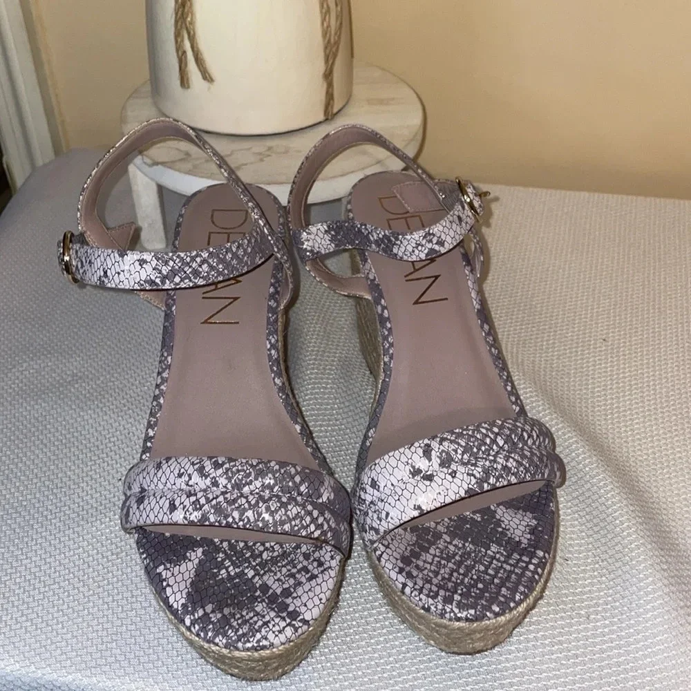 Deltan women’s wedge 9.5  Everly espadrille snake metallic cream sandal heels